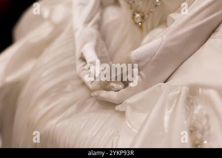 Mariée portant robe de mariée et gants blancs au mariage Banque D'Images