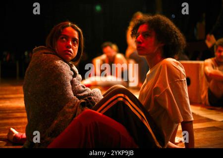 Clara Winter (à gauche) et Marcela Garcia Serpa (à droite), deux actrices étudiantes de l’école de théâtre CAL, jouent dans « Xadrez Três ». Le spectacle, réalisé par Daniel Villas et Henrique Manoel Pinho, traite du système pénitentiaire brésilien. Il est adapté des pièces Barrela et A Mancha Roxa de l’écrivain brésilien Plínio Marcos. CAL, casa das artes de Laranjeiras, est une école de théâtre fondée en 1982 à Rio de Janeiro. C'est l'une des écoles de théâtre privées les plus renommées du Brésil. (Photo Apolline Guillerot-Malick/SOPA images/Sipa USA) Banque D'Images