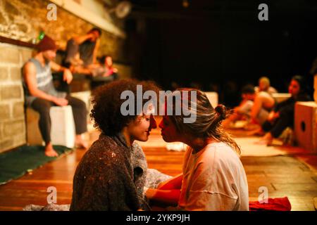 Marcela Garcia Serpa (à gauche) et Clara Winter (à droite), deux actrices étudiantes de l’école de théâtre CAL, jouent dans « Xadrez Três ». Le spectacle, réalisé par Daniel Villas et Henrique Manoel Pinho, traite du système pénitentiaire brésilien. Il est adapté des pièces Barrela et A Mancha Roxa de l’écrivain brésilien Plínio Marcos. CAL, casa das artes de Laranjeiras, est une école de théâtre fondée en 1982 à Rio de Janeiro. C'est l'une des écoles de théâtre privées les plus renommées du Brésil. Banque D'Images