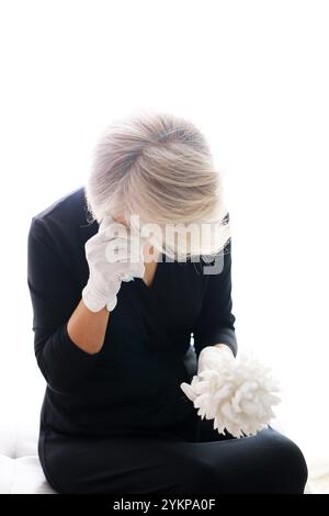 Femme en deuil en vêtements de deuil Banque D'Images