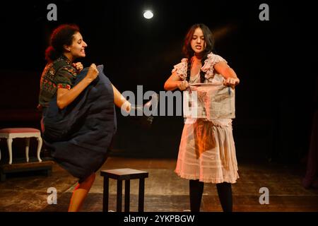 Rio de Janeiro, Brésil. 6 décembre 2023. Marcela Garcia Serpa (à gauche) et Fernanda SarriÃ (à droite), deux étudiantes actrices de l'école de théâtre CAL, jouent dans 'Mephisto''. Le spectacle, dirigé par Anna Helena Madruga, raconte l'histoire de Hendrik HÃ¶fgen, un acteur qui vend son âme au diable, en rejoignant les nazis qui se lèvent dans les années 1930 Il est adapté du roman Mephisto de l'auteur allemand Klaus Mann. CAL, casa das artes de Laranjeiras, est une école de théâtre fondée en 1982 à Rio de Janeiro. C'est l'une des écoles de théâtre privées les plus renommées du Brésil. (Crédit image : © Apolline Guillerot-Malick/SO Banque D'Images