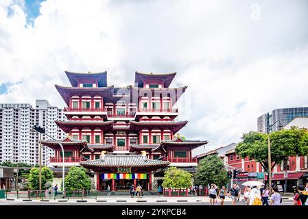 Buddha Tooth Relic Temple and Museum est situé au cœur de Chinatown à Singapour. Bien qu'il semble vieux, le bâtiment n'a été achevé qu'en 2007 Banque D'Images