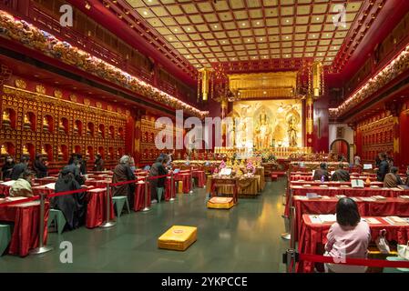 Buddha Tooth Relic Temple and Museum est situé au cœur de Chinatown à Singapour. Bien qu'il semble vieux, le bâtiment n'a été achevé qu'en 2007 Banque D'Images