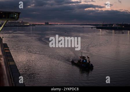 Avant l'aube au-dessus de Southampton Water, avec le port tender au premier plan, vu d'un bateau de croisière amarré au terminal Mayflower. Banque D'Images