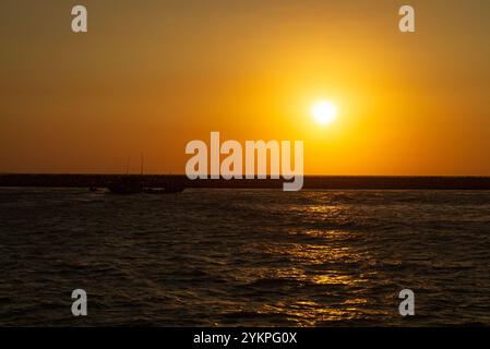 Lever de soleil sur la plage - les pêcheurs partent pêcher sur leurs bateaux le matin - quai Phuoc Hai - Vung Tau - Vietnam 2024. Banque D'Images