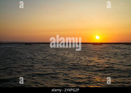 Lever de soleil sur la plage - les pêcheurs partent pêcher sur leurs bateaux le matin - quai Phuoc Hai - Vung Tau - Vietnam 2024. Banque D'Images