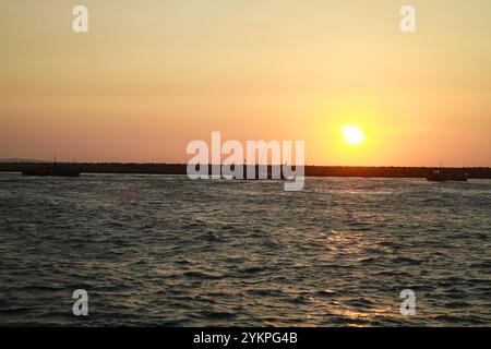 Lever de soleil sur la plage - les pêcheurs partent pêcher sur leurs bateaux le matin - quai Phuoc Hai - Vung Tau - Vietnam 2024. Banque D'Images