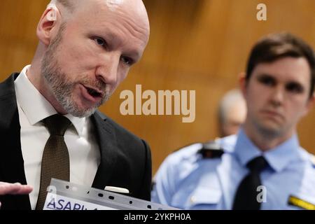 Tyristrand 20241119. Anders Behring Breivik arrive à la salle d'audience pour le premier jour du traitement par le tribunal de district de Ringerike, Asker et Bærum de la demande de libération conditionnelle de Fjotolf Hansen. Le procès a lieu à la prison de Ringerike. Fjotolf Hansen, anciennement Anders Behring Breivik, a été condamné à 21 ans de prison avec une peine minimale de 10 ans, pour les attentats terroristes perpétrés contre Oslo et Utøya le 22 juillet 2011. 77 personnes ont perdu la vie dans ces attaques. Photo : Beate Oma Dahle / NTB Banque D'Images