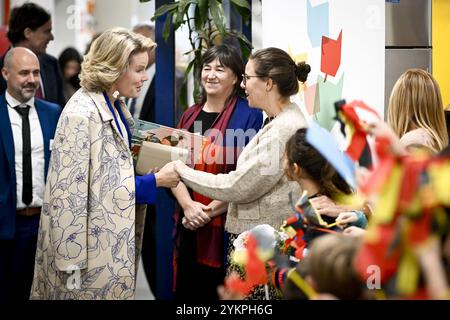 Gand, Belgique. 19 novembre 2024. La reine Mathilde de Belgique rencontre des citoyens lors d’une visite à l’école primaire Desire Van Monckhoven à Gand, mardi 19 novembre 2024. Cette semaine, l’école accueille le DITO vzw, une organisation qui, entre autres, permet aux personnes handicapées de lire à haute voix dans les écoles. BELGA PHOTO DIRK WAEM crédit : Belga News Agency/Alamy Live News Banque D'Images