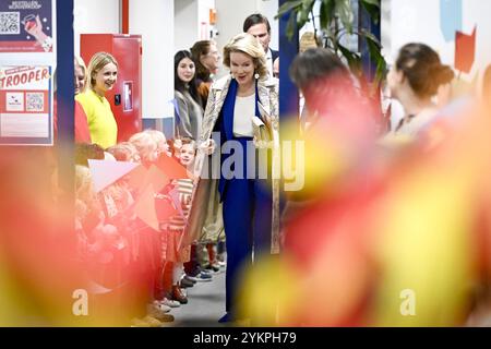 Gand, Belgique. 19 novembre 2024. La reine Mathilde de Belgique rencontre des citoyens lors d’une visite à l’école primaire Desire Van Monckhoven à Gand, mardi 19 novembre 2024. Cette semaine, l’école accueille le DITO vzw, une organisation qui, entre autres, permet aux personnes handicapées de lire à haute voix dans les écoles. BELGA PHOTO DIRK WAEM crédit : Belga News Agency/Alamy Live News Banque D'Images