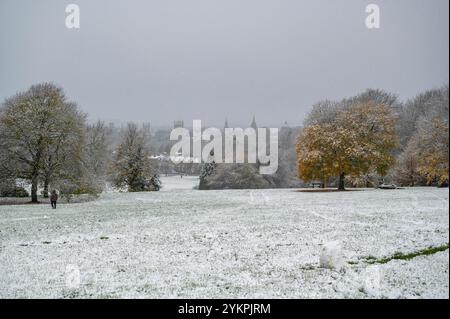 Oxford s'est réveillé à la surprise d'une chute de neige tôt en novembre. La circulation était lente en raison des conditions, mais beaucoup se sont dirigés vers de grands parcs, comme South Park, qui surplombe les célèbres flèches d'Oxford, pour jouer dans la neige. Banque D'Images