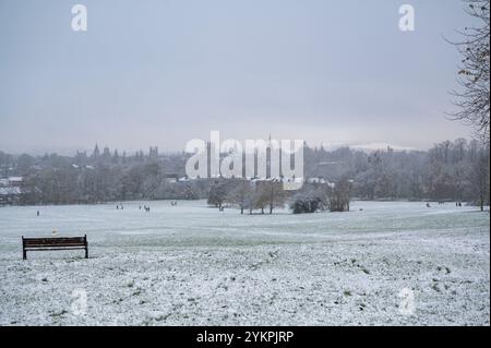 Oxford s'est réveillé à la surprise d'une chute de neige tôt en novembre. La circulation était lente en raison des conditions, mais beaucoup se sont dirigés vers de grands parcs, comme South Park, qui surplombe les célèbres flèches d'Oxford, pour jouer dans la neige. Banque D'Images