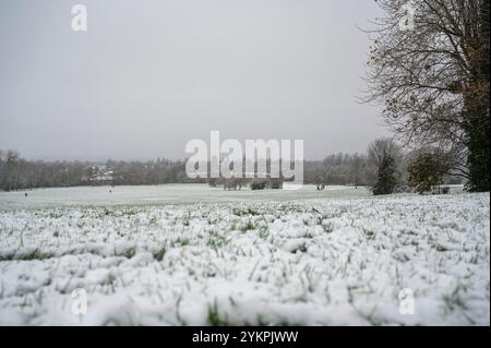 Oxford s'est réveillé à la surprise d'une chute de neige tôt en novembre. La circulation était lente en raison des conditions, mais beaucoup se sont dirigés vers de grands parcs, comme South Park, qui surplombe les célèbres flèches d'Oxford, pour jouer dans la neige. Banque D'Images