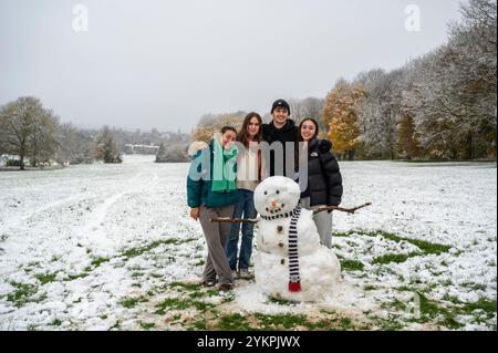 Les étudiants d'Oxford Brookes, (de gauche à droite) Abie, Jade, Cole et Felicity se sont réveillés à la surprise d'une chute de neige précoce en novembre. Ils se sont rendus à South Park, qui surplombe les célèbres flèches d'Oxford, pour jouer dans la neige. Ensemble, ils ont construit un bonhomme de neige, ajoutant des bâtons pour les bras, des pierres pour les yeux et les boutons, un nez de carotte et bien sûr, une écharpe pour garder leur création au chaud. Banque D'Images