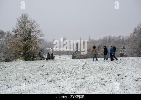 Oxford s'est réveillé à la surprise d'une chute de neige tôt en novembre. La circulation était lente en raison des conditions, mais beaucoup se sont dirigés vers de grands parcs, comme South Park, qui surplombe les célèbres flèches d'Oxford, pour jouer dans la neige. Banque D'Images