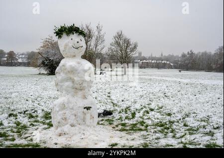 Oxford s'est réveillé à la surprise d'une chute de neige tôt en novembre. La circulation était lente en raison des conditions, mais beaucoup se sont dirigés vers de grands parcs, comme South Park, qui surplombe les célèbres flèches d'Oxford, pour jouer dans la neige. Banque D'Images