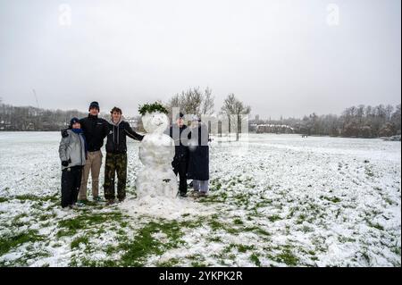 Les étudiants d'Oxford Brookes, (de gauche à droite) Evie, Ferdie, Charlie, James et Molly se sont réveillés à la surprise d'une chute de neige précoce en novembre. Ils se sont rendus à South Park, qui surplombe les célèbres flèches d'Oxford, pour jouer dans la neige. Ils construisirent un grand bonhomme de neige, Sir Léopold le duc d'Essex, et le ornèrent de cheveux feuillus. Banque D'Images