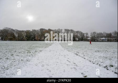 Oxford s'est réveillé à la surprise d'une chute de neige tôt en novembre. La circulation était lente en raison des conditions, mais beaucoup se sont dirigés vers de grands parcs, comme South Park, qui surplombe les célèbres flèches d'Oxford, pour jouer dans la neige. Banque D'Images