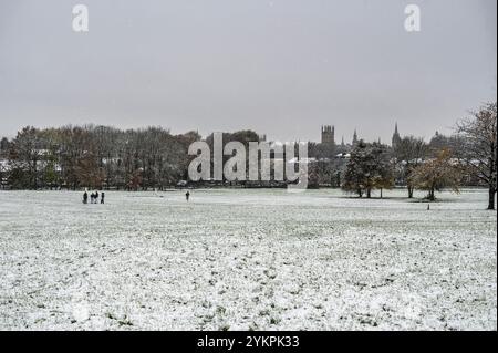 Oxford s'est réveillé à la surprise d'une chute de neige tôt en novembre. La circulation était lente en raison des conditions, mais beaucoup se sont dirigés vers de grands parcs, comme South Park, qui surplombe les célèbres flèches d'Oxford, pour jouer dans la neige. Banque D'Images