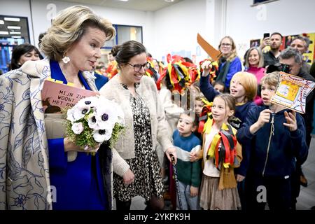 Gand, Belgique. 19 novembre 2024. La reine Mathilde de Belgique photographiée lors d’une visite à l’école primaire Desire Van Monckhoven à Gand, mardi 19 novembre 2024. Cette semaine, l’école accueille le DITO vzw, une organisation qui, entre autres, permet aux personnes handicapées de lire à haute voix dans les écoles. BELGA PHOTO DIRK WAEM crédit : Belga News Agency/Alamy Live News Banque D'Images