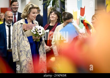 Gand, Belgique. 19 novembre 2024. La reine Mathilde de Belgique photographiée lors d’une visite à l’école primaire Desire Van Monckhoven à Gand, mardi 19 novembre 2024. Cette semaine, l’école accueille le DITO vzw, une organisation qui, entre autres, permet aux personnes handicapées de lire à haute voix dans les écoles. BELGA PHOTO DIRK WAEM crédit : Belga News Agency/Alamy Live News Banque D'Images