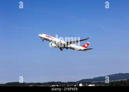 Kloten, Suisse - 22 mai. 2023 : L'avion suisse Airbus A330-343 immatriculé HB-JHD décolle de l'aéroport suisse de Zürich Kloten dans un ciel bleu Banque D'Images