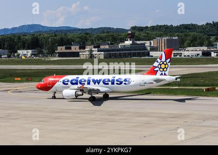 Kloten, Suisse - 22 mai. 2023 : Edelweiss Air Airbus A320-214 immatriculé HB-JJM roulant sur l'aéroport suisse de Zürich Kloten. Edelweiss Air A. Banque D'Images