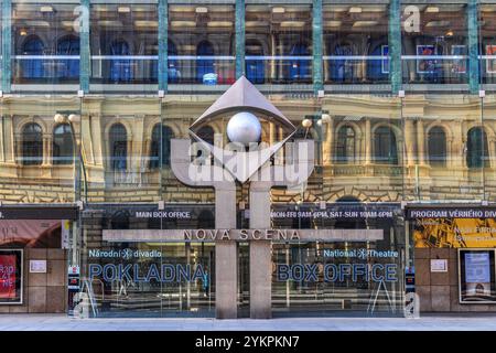 Prague République tchèque - 14 mai. 2023 : la nouvelle scène (Nová scéna) du Théâtre National de Prague. Sa façade en verre moderne reflète l'arc classique Banque D'Images