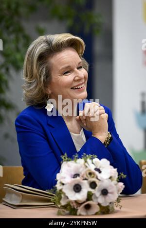 Gand, Belgique. 19 novembre 2024. La reine Mathilde de Belgique photographiée lors d’une visite à l’école primaire Desire Van Monckhoven à Gand, mardi 19 novembre 2024. Cette semaine, l’école accueille le DITO vzw, une organisation qui, entre autres, permet aux personnes handicapées de lire à haute voix dans les écoles. BELGA PHOTO DIRK WAEM crédit : Belga News Agency/Alamy Live News Banque D'Images