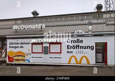 Umbau einer McDonalds Fastfood-filiale dans le Bayern. DAS Schnellrestaurant wird während der Bauphase aus einem Container vor dem Burger-Restaurant betrieben *** transformation d'un fast-food McDonalds en Bavière le fast-food est exploité à partir d'un conteneur situé devant le restaurant de hamburgers pendant la phase de construction Banque D'Images