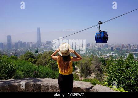 Tourisme à Santiago du Chili. Vue arrière de la fille voyageuse regardant les téléphériques dans Santiago Metropolitan Park, Chili, Amérique du Sud. Banque D'Images