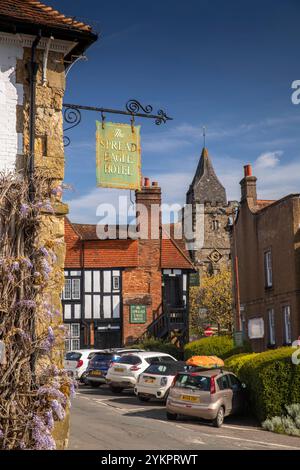 Royaume-Uni, Angleterre, West Sussex, Midhurst, South Street, église et village de Spread Eagle Hotel Banque D'Images