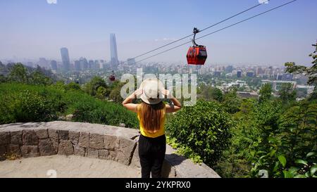 Visite de Santiago du Chili. Vue panoramique de la bannière de jeune femme voyageuse profitant de Santiago Skyline avec les montagnes des Andes dans le parc métropolitain avec Banque D'Images