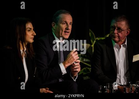 A L'ATTENTION DES RÉDACTEURS - COUVERTURE DEMANDÉE À BELGA PAR EPI - UTILISATION ÉDITORIALE UNIQUEMENT - responsable des paiements Belfius Turkan Goktas, Michael Anseeuw, PDG de BNP Paribas Fortis et Ivo de Meersman, Directeur général paiements et cartes KBC Belgique, lors du lancement de Wero, la nouvelle solution de paiement numérique de l'Initiative européenne des paiements (EPI), à Tour & taxis, Bruxelles, mardi 19 novembre 2024. Les clients pourront envoyer et recevoir de l'argent par le biais de paiements instantanés de compte à compte en moins de 10 secondes, via leur application bancaire et l'application Wero. BELGA PHOTO JASPER JACOBS Banque D'Images