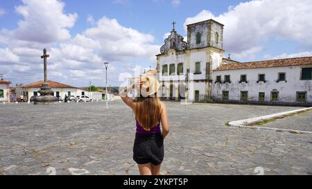 Tourisme au Brésil. Vue panoramique de la femme touristique visitant la place Sao Francisco dans la ville de Sao Cristovao, Sergipe, patrimoine mondial de l'UNESCO, Brésil. Banque D'Images