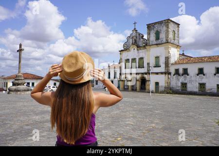 Tourisme au Brésil. Vue arrière de la femme touristique visitant la place Sao Francisco dans la ville de Sao Cristovao, Sergipe, patrimoine mondial de l'UNESCO, Brésil. Banque D'Images