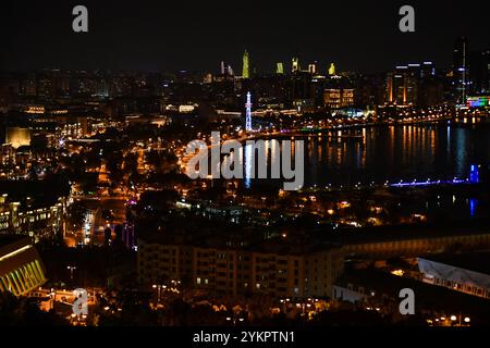 Bakou, Azerbaïdjan. 18 novembre 2024. Une vue nocturne est vue à Bakou, capitale de l'Azerbaïdjan, le 18 novembre 2024. Crédit : Cao Yang/Xinhua/Alamy Live News Banque D'Images