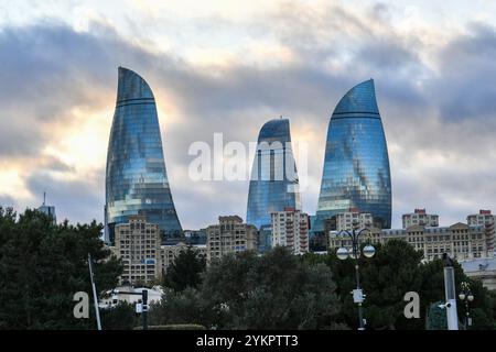 Bakou, Azerbaïdjan. 13 novembre 2024. Les tours de flamme sont vues à Bakou, capitale de l'Azerbaïdjan, le 13 novembre 2024. Crédit : Cao Yang/Xinhua/Alamy Live News Banque D'Images