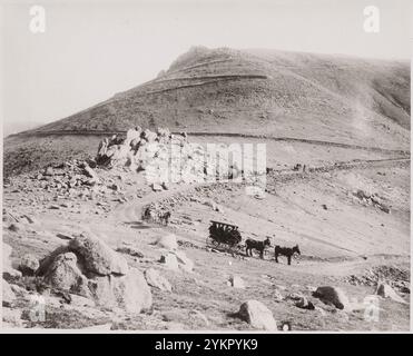 Photo vintage de buckboard et d'entraîneurs zigzaguant le long de la route de calèche de 'W' Pike's Peak, Colorado, 1911. ÉTATS-UNIS Banque D'Images