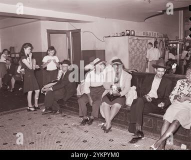 Photo vintage de la vie américaine des années 1940 Les gens dans la gare routière. Welch, comté de McDowell, Virginie-occidentale. ÉTATS-UNIS. Août 1946 Banque D'Images