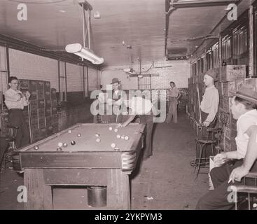 Photo vintage de la vie des mineurs américains. Mineurs dans le bâtiment communautaire. Pocahontas Corporation, Mines 33-34, Bishop, comté de Tazewell, Virginie. ÉTATS-UNIS. Août 1946 Banque D'Images