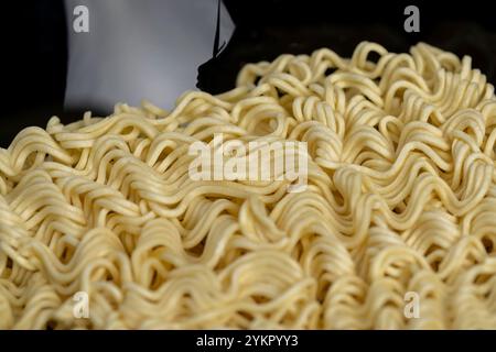 nouilles jaunes pendant la cuisson, détails des nouilles de farine avec des œufs pendant la cuisson Banque D'Images