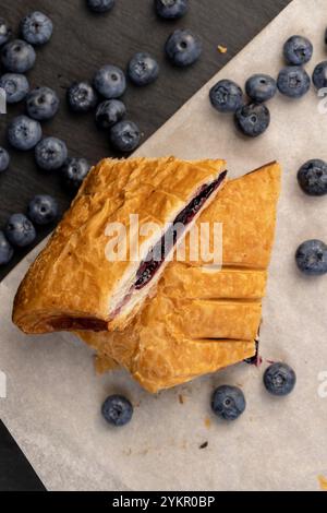 pâte feuilletée avec fourrage aux myrtilles, pain farci aux myrtilles Banque D'Images