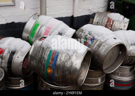 Fûts de baril de bière vides enneigés devant un pub à Ledbury, Herefordshire, Angleterre- 19 novembre 2024 photo par Andrew Higgins/Thousand Banque D'Images