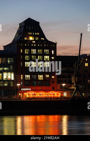 Vue sur le Rhin jusqu'à l'immeuble de bureaux Silo 23, un ancien grenier dans le port de Rheinau, restaurant Joseph's, Cologne, Allemagne. Blick ueber de Banque D'Images