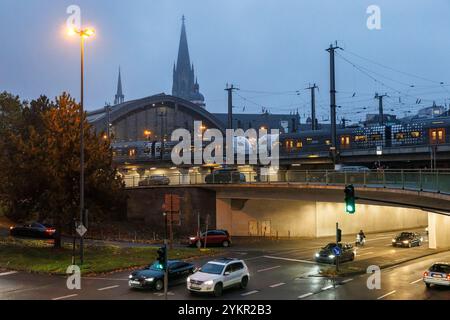 Passage souterrain de la rue Ursula et de la place Felix-Rexhausen, ligne de chemin de fer à la gare centrale, la cathédrale, Cologne, Allemagne. Gleisunterfuehrung d Banque D'Images