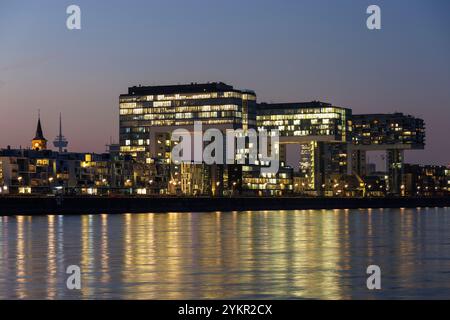 Vue sur le Rhin jusqu'au Kranhaeuser (Crane Houses) dans le port de Rheinau, Cologne, Allemagne. Blick ueber den Rhein zu den Kranhaeusern im Rheinauha Banque D'Images