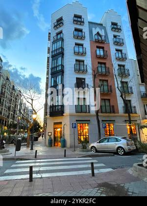 Façade de maison. Rue General Diaz Porlier, Madrid, Espagne. Banque D'Images