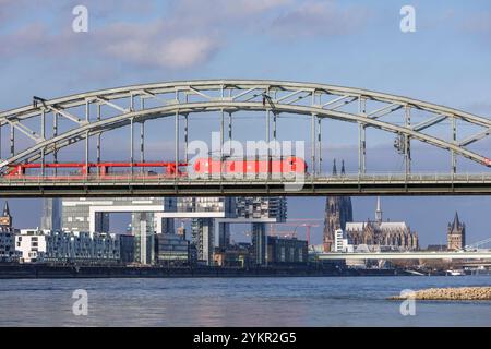 Train de marchandises sur le Suedbruecke (pont Sud), vue sur le port de Rheinau avec les maisons de grues et la cathédrale, Cologne, Allemagne. Gueterzug au Banque D'Images