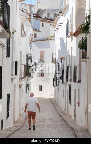 Vieille ville d'Altea avec des rues étroites et escarpées pittoresques et des maisons blanches typiques dans la province espagnole d'Alicante Banque D'Images